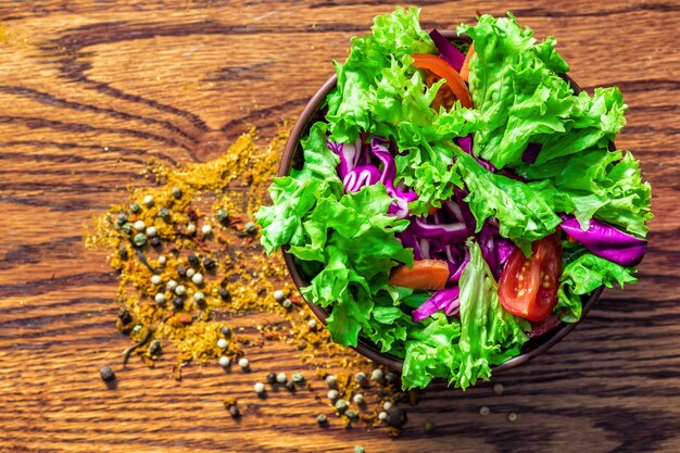 Ensalada fresca en mesa de madera