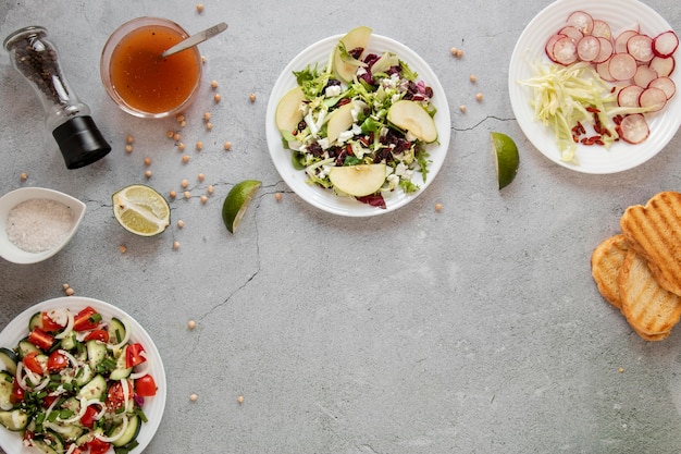 Ensalada fresca en la mesa con tostadas