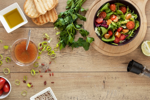 Ensalada fresca en la mesa