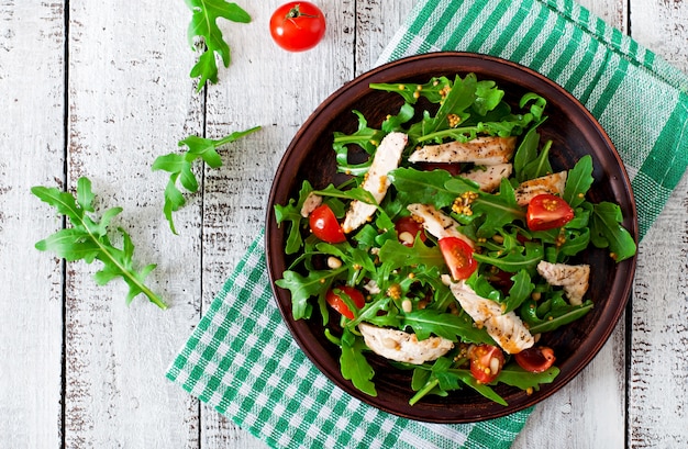 Ensalada fresca con pechuga de pollo, rúcula y tomate