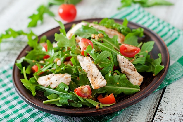 Ensalada fresca con pechuga de pollo, rúcula y tomate