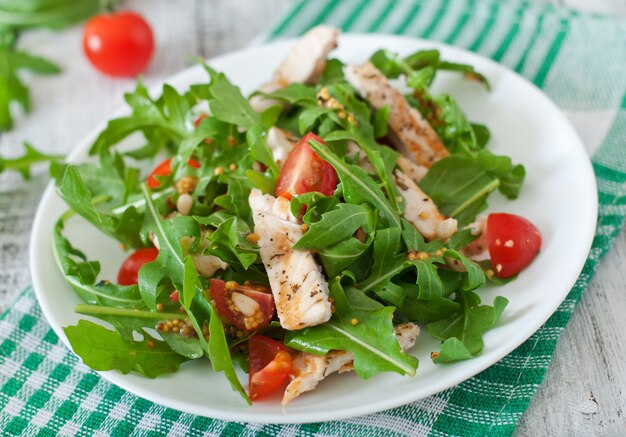 Ensalada fresca con pechuga de pollo, rúcula y tomate