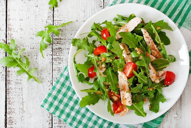 Ensalada fresca con pechuga de pollo, rúcula y tomate