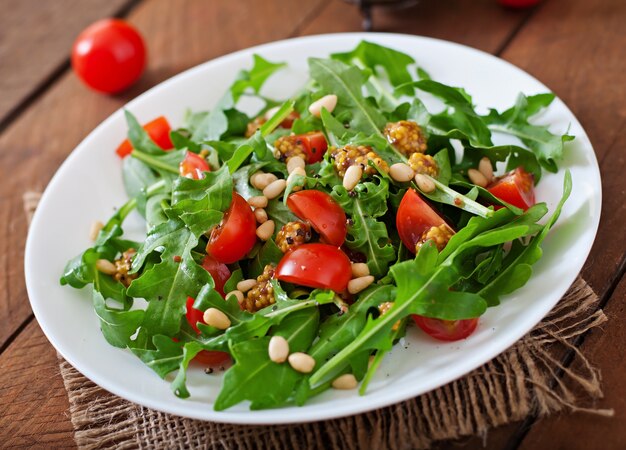 Ensalada fresca con pechuga de pollo, rúcula y tomate