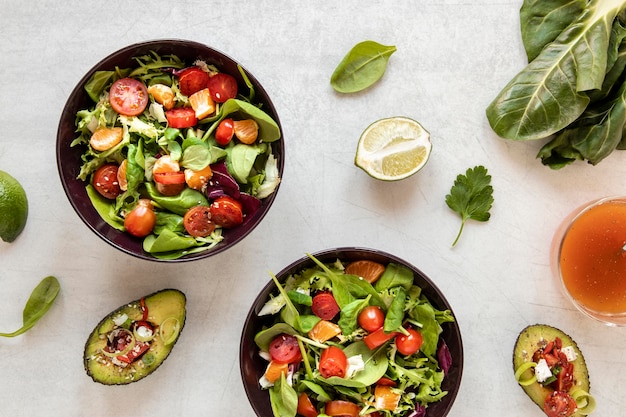 Ensalada fresca en plato