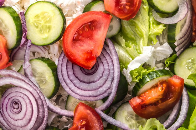 Ensalada fresca en rodajas de diferentes verduras de cerca