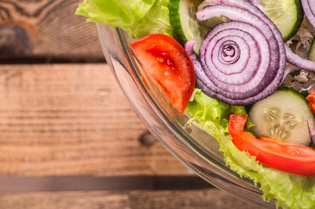 Ensalada fresca en rodajas de diferentes verduras