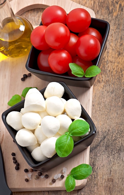 Ensalada fresca con tomates cherry, albahaca, mozzarella y aceitunas negras.