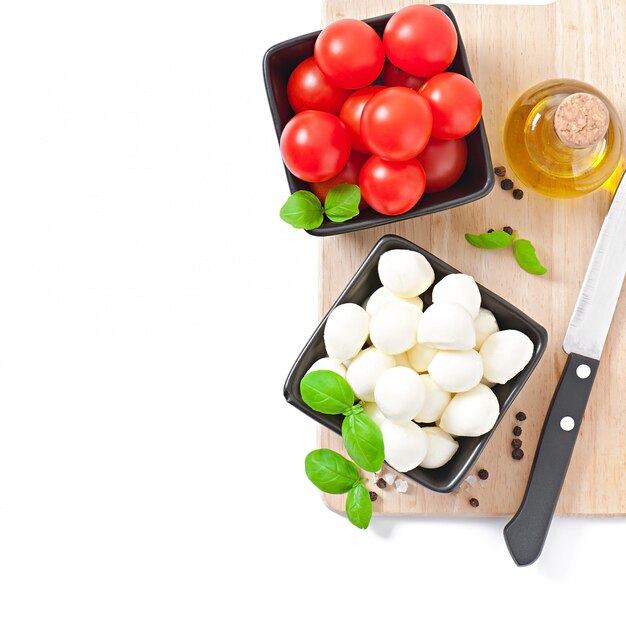 Ensalada fresca con tomates cherry, albahaca, mozzarella y aceitunas negras.