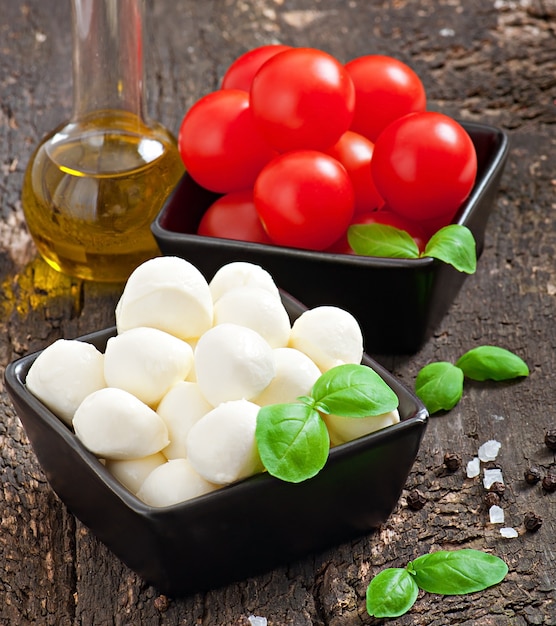 Ensalada fresca con tomates cherry, albahaca, mozzarella y aceitunas negras.