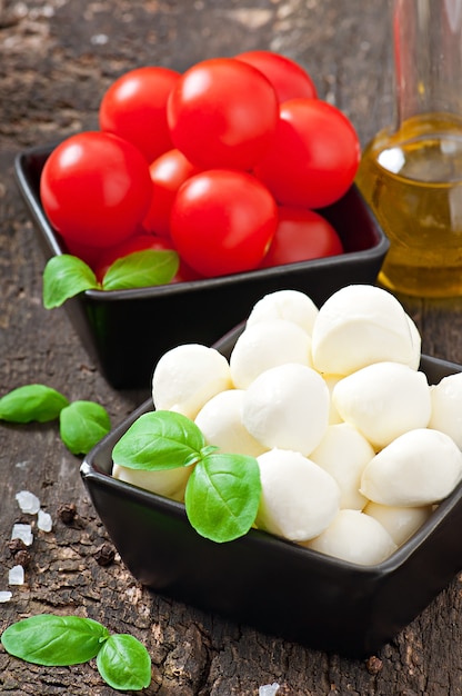 Ensalada fresca con tomates cherry, albahaca, mozzarella y aceitunas negras.