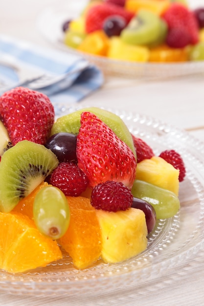 Ensalada de fruta con frutas frescas mezcladas