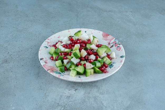 Ensalada de frutas con aguacate picado y semillas de granada.