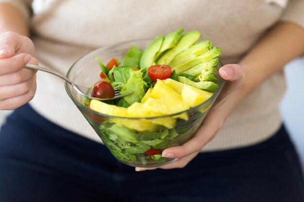 Ensalada de frutas con aguacate y tomate.