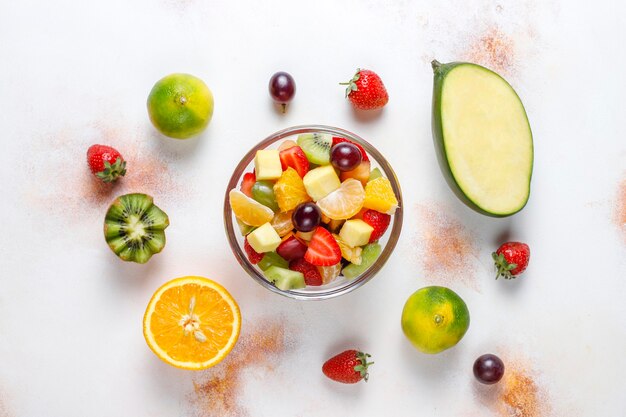 Ensalada de frutas y bayas frescas, alimentación saludable.