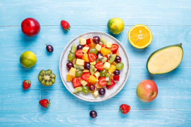 Ensalada de frutas y bayas frescas, alimentación saludable.