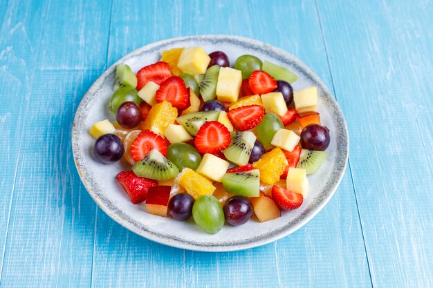 Ensalada de frutas y bayas frescas, alimentación saludable.