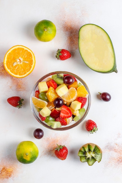 Ensalada de frutas y bayas frescas, alimentación saludable.