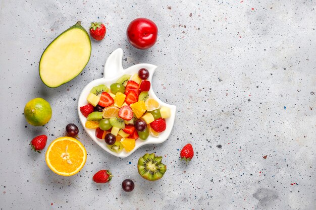 Ensalada de frutas y bayas frescas, alimentación saludable.