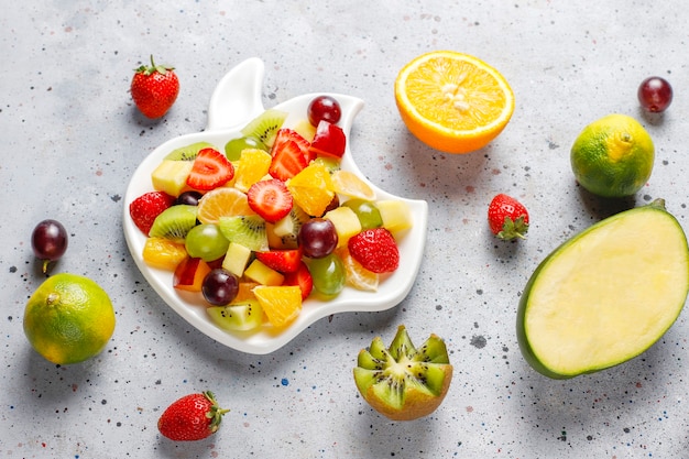 Foto gratuita ensalada de frutas y bayas frescas, alimentación saludable.