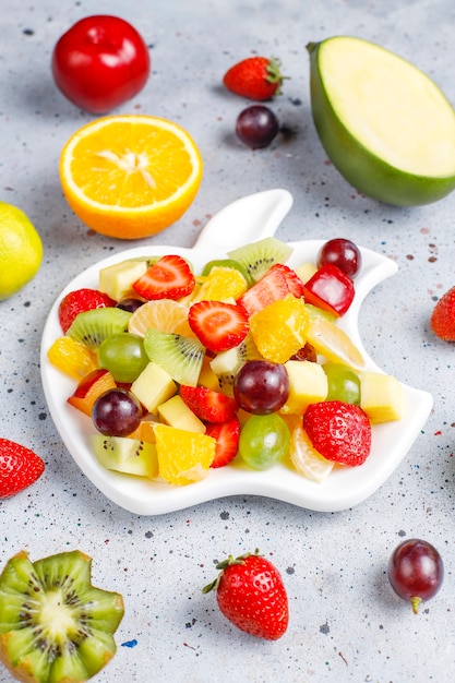 Ensalada de frutas y bayas frescas, alimentación saludable.