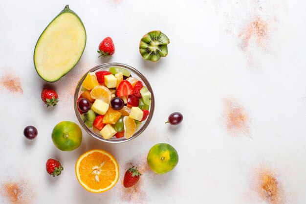 Ensalada de frutas y bayas frescas, alimentación saludable.