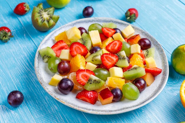 Ensalada de frutas y bayas frescas, alimentación saludable.