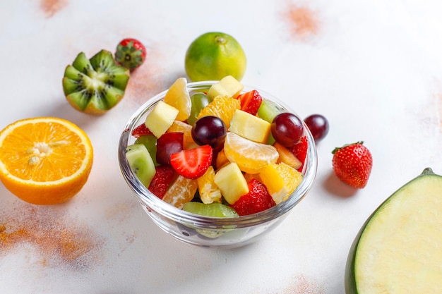 Ensalada de frutas y bayas frescas, alimentación saludable.