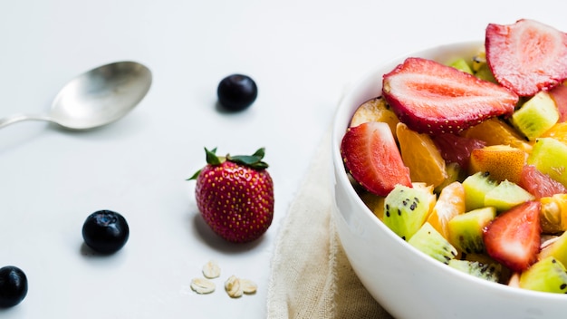 Foto gratuita ensalada de frutas y bayas en mesa