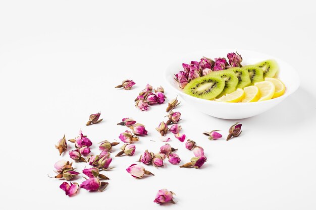 Ensalada de frutas en blanco.