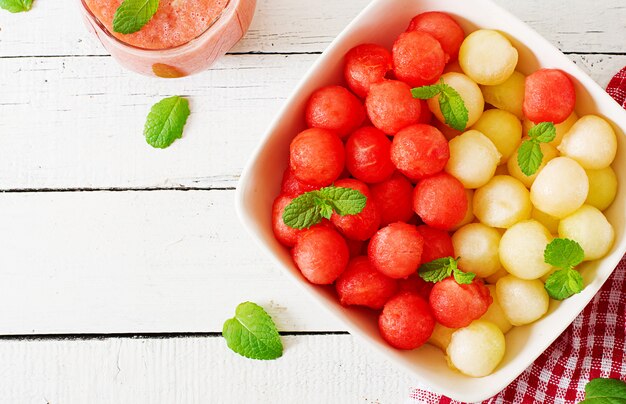 Ensalada de frutas coloridas. Ensalada de sandía y melón. Comida fresca de verano. Vista superior