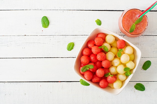 Ensalada de frutas coloridas. Ensalada de sandía y melón. Comida fresca de verano. Vista superior