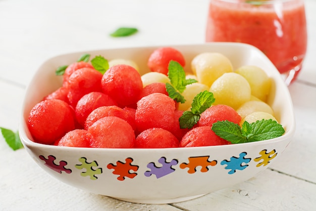 Ensalada de frutas coloridas. Ensalada de sandía y melón. Comida fresca de verano.