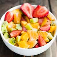 Foto gratuita ensalada de frutas coloridas en un tazón