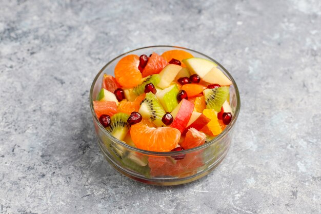 Ensalada de frutas frescas en el recipiente con frutas frescas.