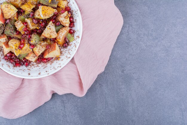 Ensalada de frutas con frutas y especias picadas y picadas