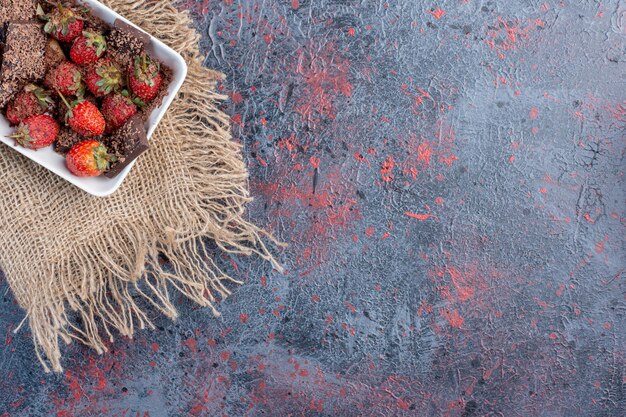 Ensalada de frutas con frutos rojos y chocolate amargo.