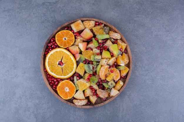 Ensalada de frutas picadas, hierbas y especias