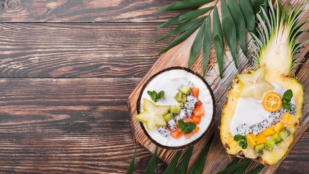 Ensalada de frutas en platos de coco y piña