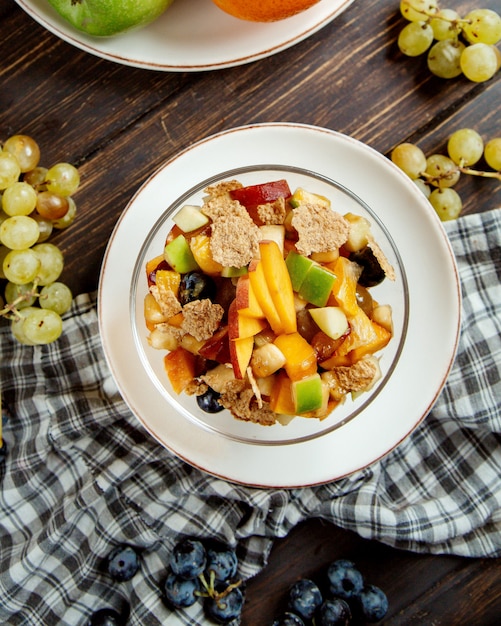 Ensalada de frutas con rodajas de frutas mixtas