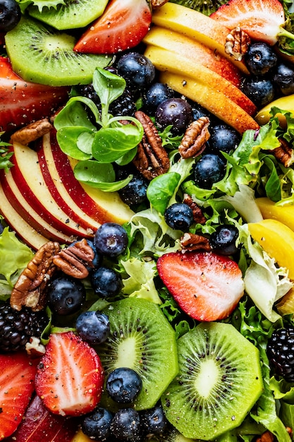 Foto gratuita ensalada de frutas saludables con verduras y nueces