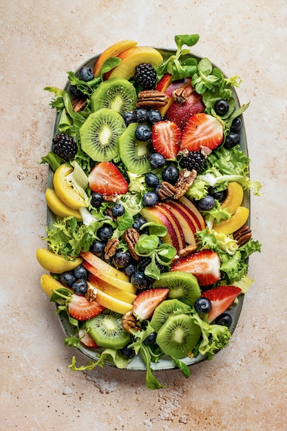 Ensalada de frutas saludables con verduras y nueces