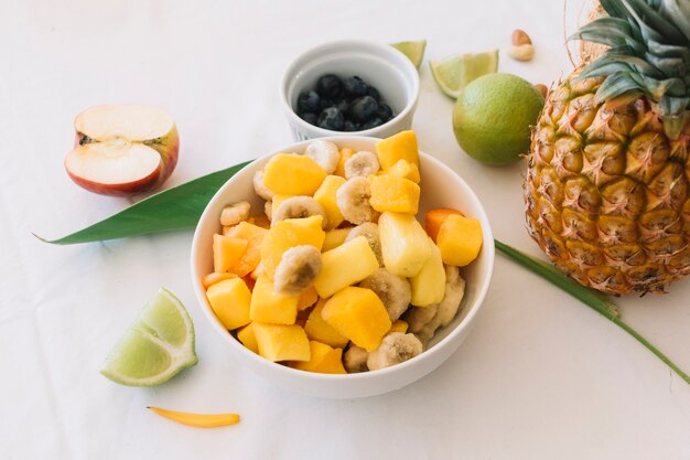 Ensalada de frutas sobre fondo blanco