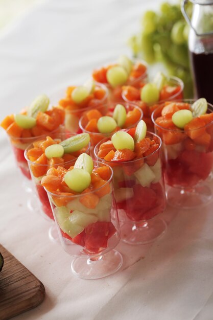 Ensalada de frutas en una taza