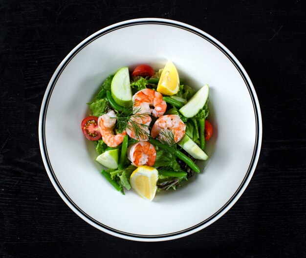 Ensalada de frutas y verduras con camarones y espárragos