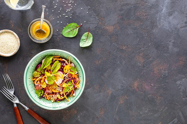 Ensalada de frutas y verduras frescas en un recipiente