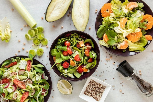 Ensalada de frutas y verduras en la mesa