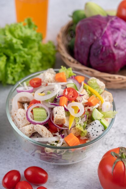 Ensalada de frutas y verduras en un plato blanco.