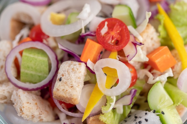 Ensalada de frutas y verduras en un plato blanco.