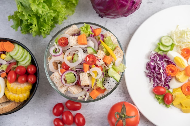 Ensalada de frutas y verduras en un plato blanco.